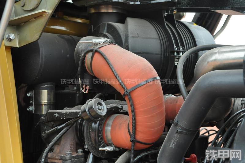 成工866HTC(可伸缩挖掘臂)挖掘装载机局部