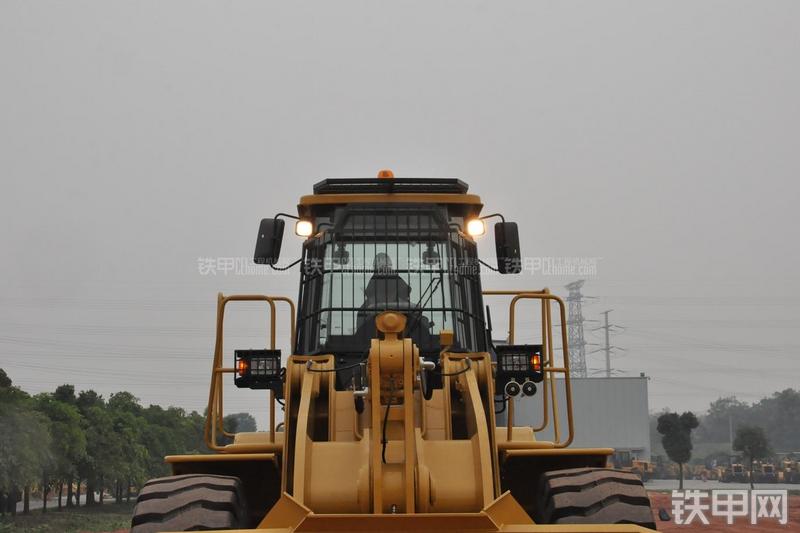 成工ZL50D-3装载机局部