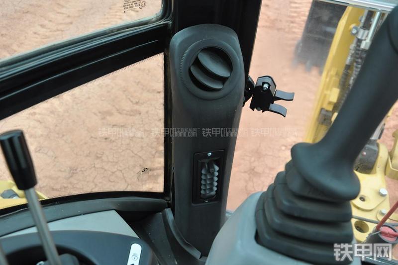 成工866HTC(可伸缩挖掘臂)挖掘装载机局部