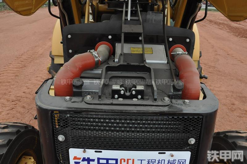 成工866HTC(可伸缩挖掘臂)挖掘装载机局部