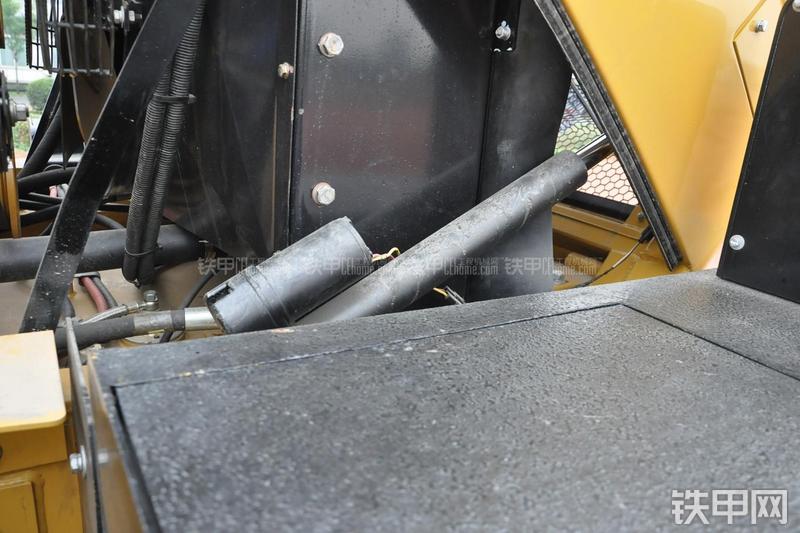 成工ZL50D-3装载机局部