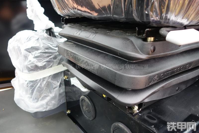 成工ZL50D-3装载机局部