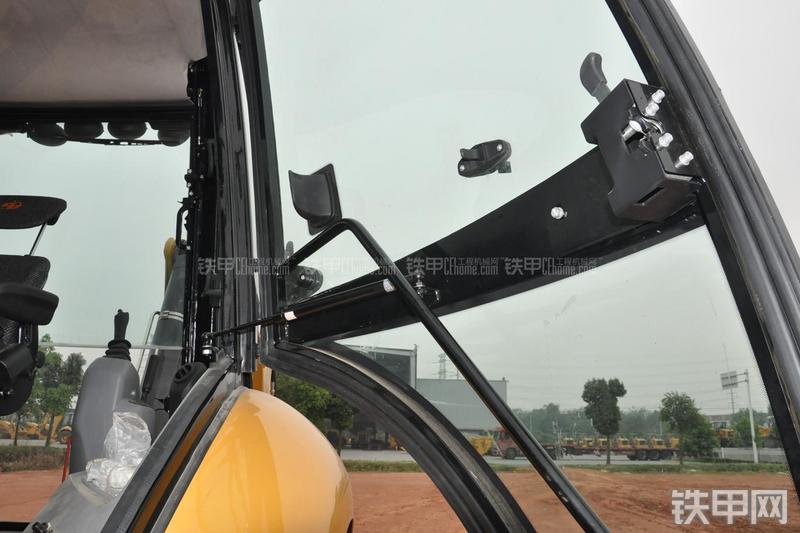 成工866HTC(可伸缩挖掘臂)挖掘装载机局部