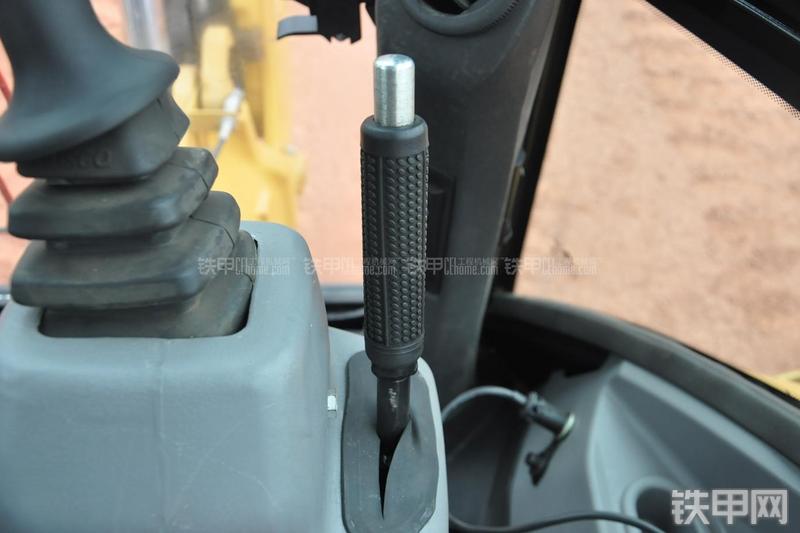 成工866HTC(可伸缩挖掘臂)挖掘装载机局部