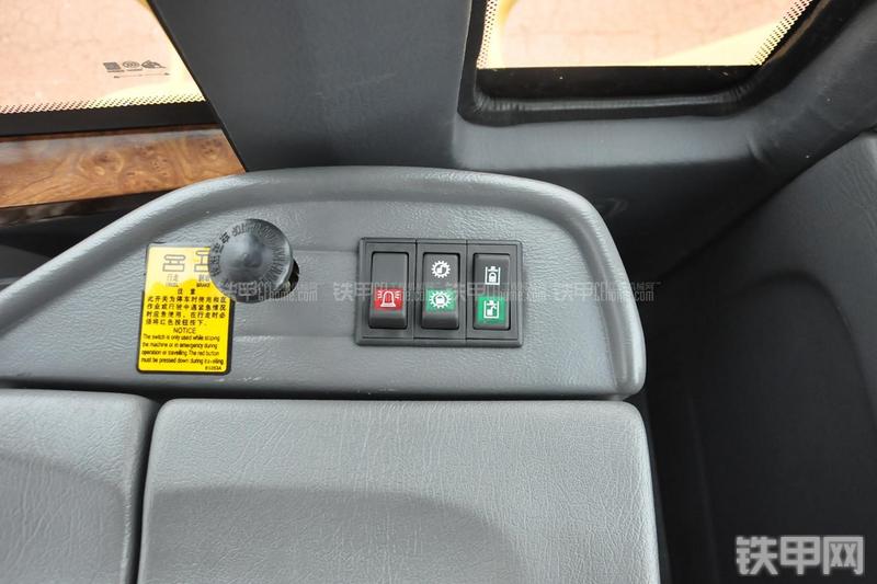 成工ZL50D-3装载机局部