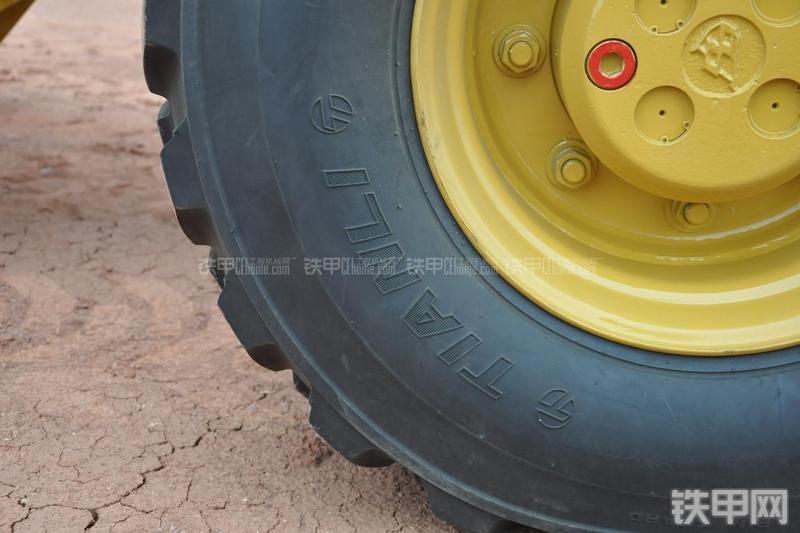 成工866HTC(可伸缩挖掘臂)挖掘装载机局部