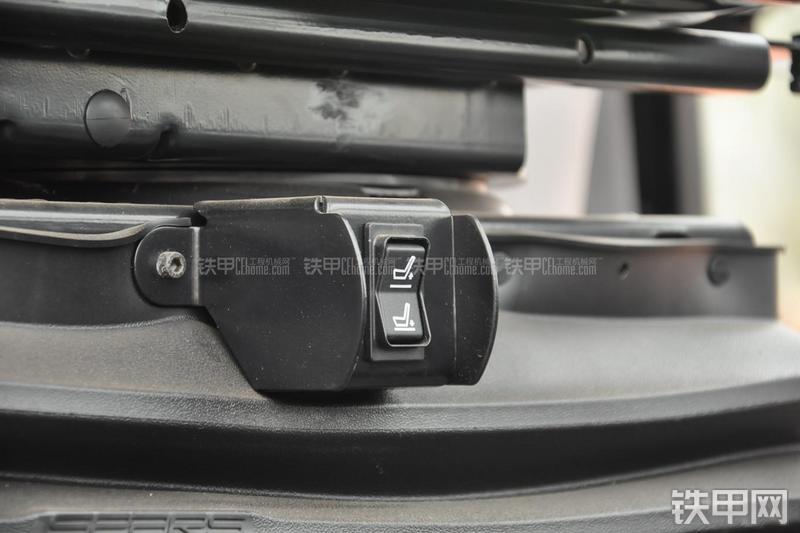 成工866HTC(可伸缩挖掘臂)挖掘装载机局部