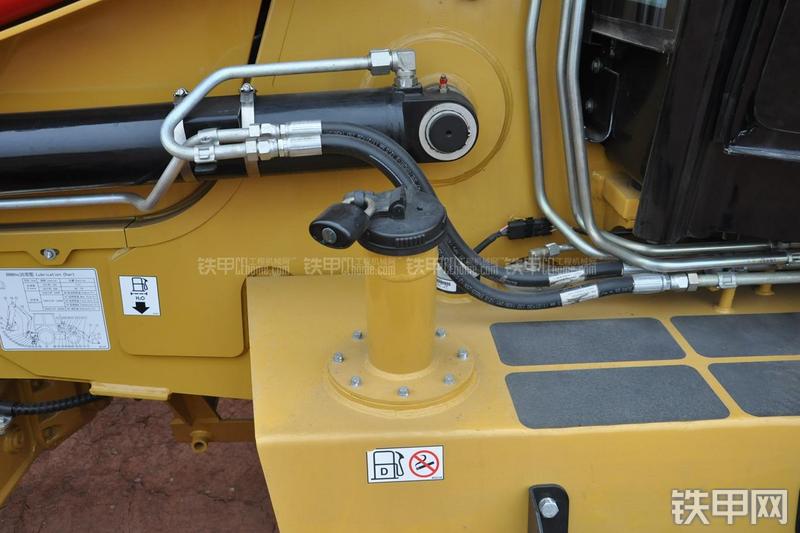 成工866HTC(可伸缩挖掘臂)挖掘装载机局部