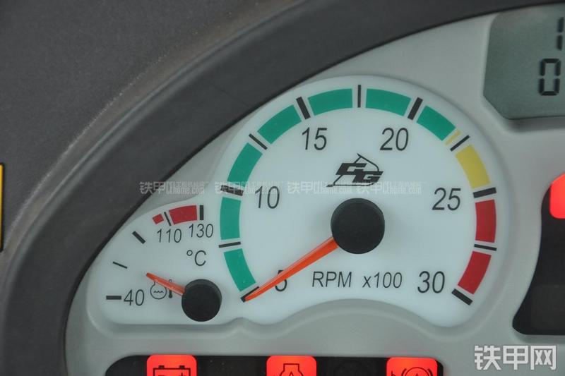 成工866HTC(可伸缩挖掘臂)挖掘装载机局部