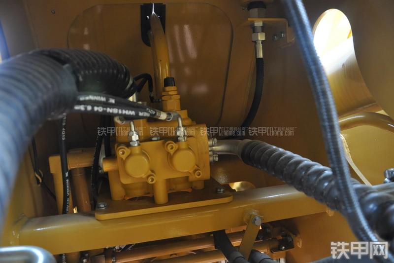 成工ZL50D-3装载机局部