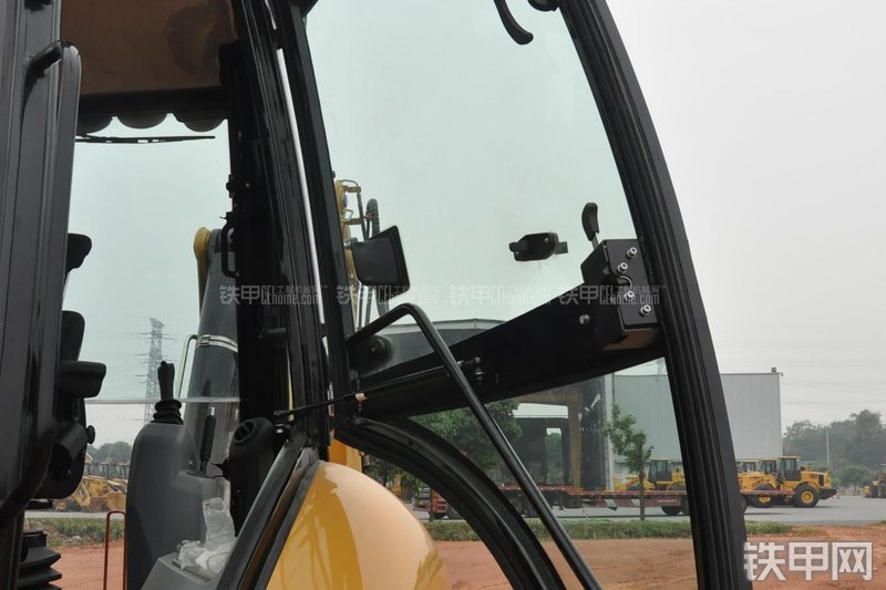 成工866HTC(可伸缩挖掘臂)挖掘装载机局部