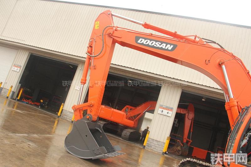 迪万伦DX300LC挖掘机局部