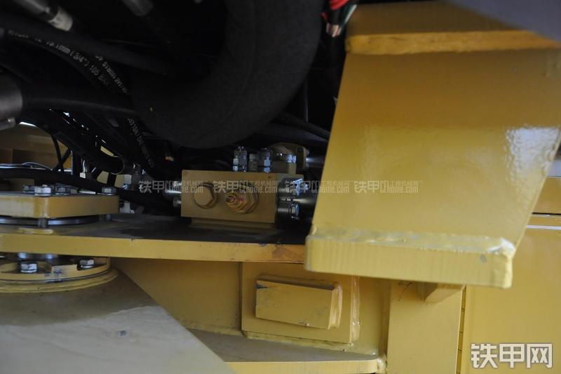 成工ZL50D-3装载机局部