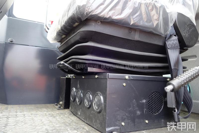 迪万伦DL301装载机局部