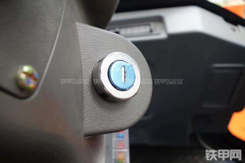 迪万伦DL301装载机局部