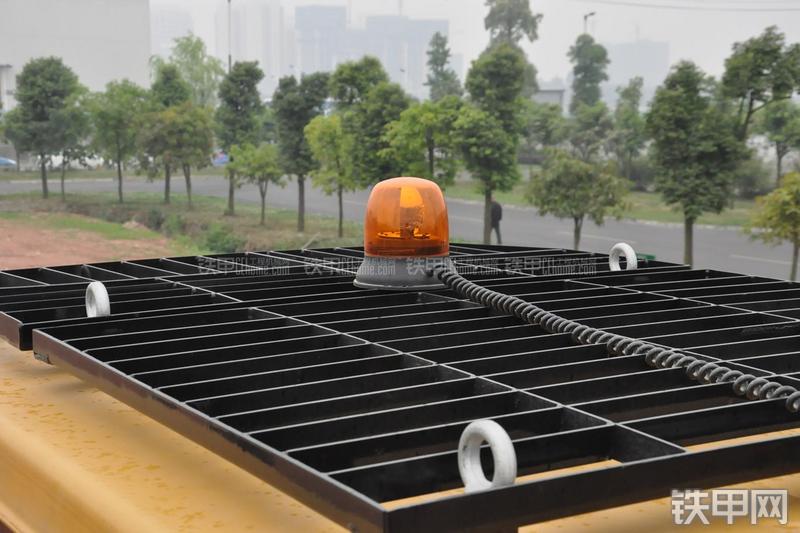 成工ZL50D-3装载机局部