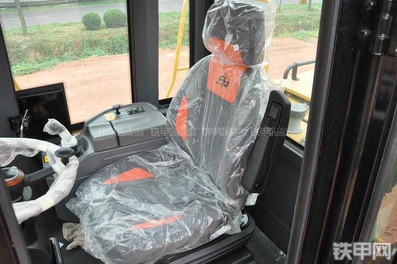 成工ZL50D-3装载机局部