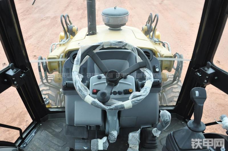 成工866HTC(可伸缩挖掘臂)挖掘装载机局部