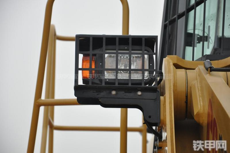 成工ZL50D-3装载机局部