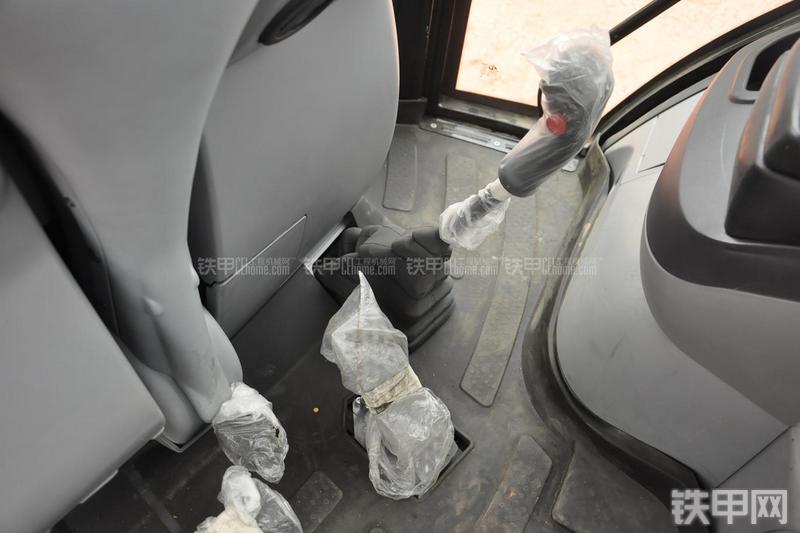 成工866HTC(可伸缩挖掘臂)挖掘装载机局部