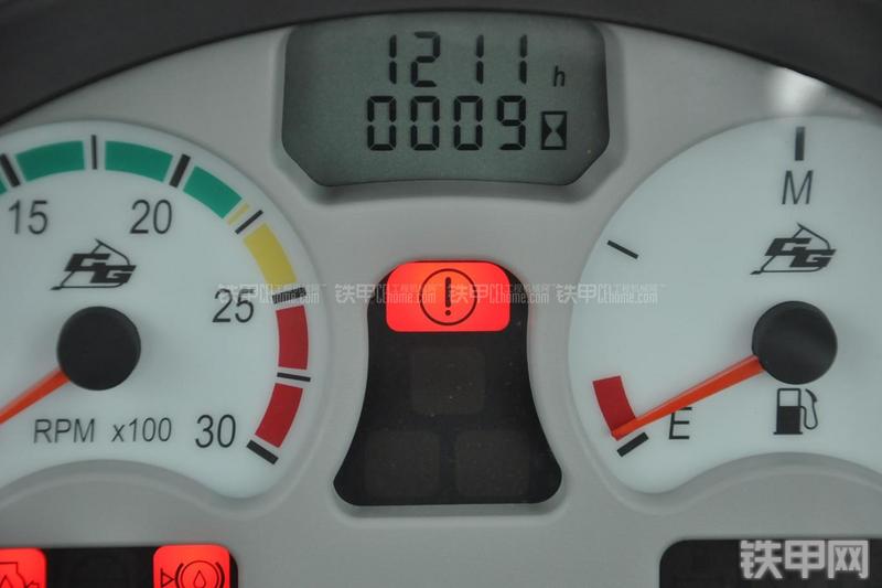 成工866HTC(可伸缩挖掘臂)挖掘装载机局部