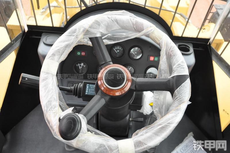 成工ZL50D-3装载机局部