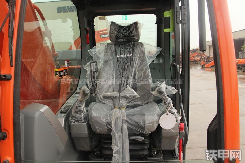 迪万伦DX300LC挖掘机局部