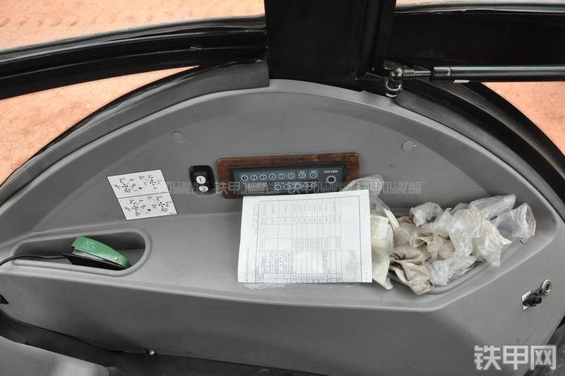 成工866HTC(可伸缩挖掘臂)挖掘装载机局部