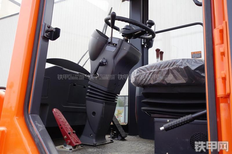 迪万伦DL301装载机局部