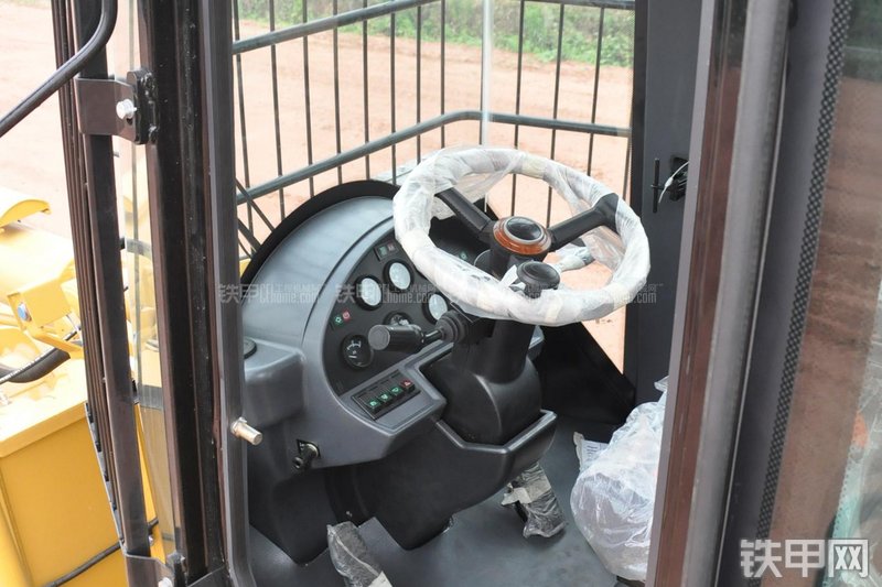 成工ZL50D-3装载机局部