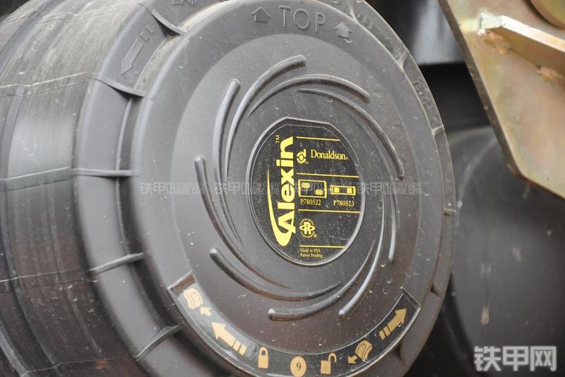 成工866HTC(可伸缩挖掘臂)挖掘装载机局部