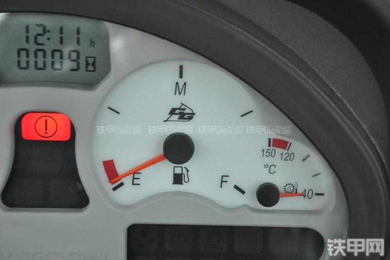 成工866HTC(可伸缩挖掘臂)挖掘装载机局部