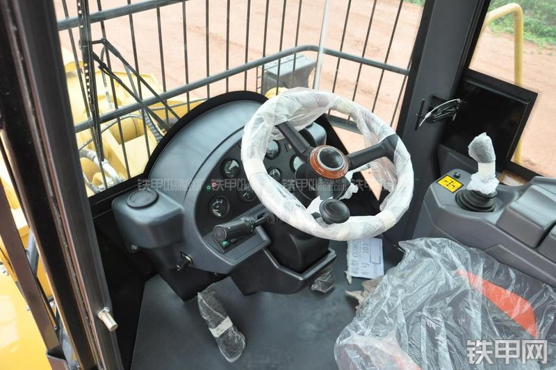 成工ZL50D-3装载机局部