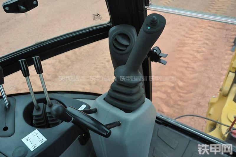 成工866HTC(可伸缩挖掘臂)挖掘装载机局部