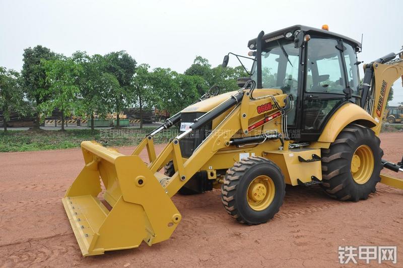 成工866HTC(可伸缩挖掘臂)挖掘装载机整机外观