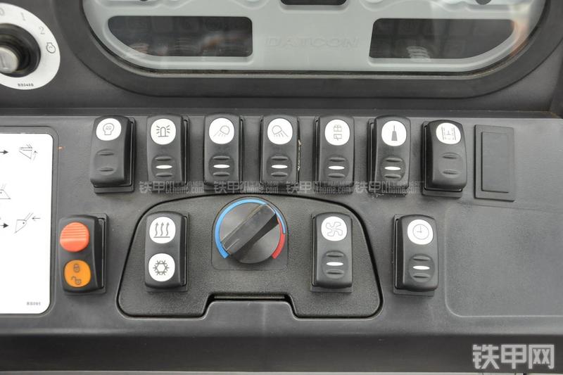 成工866HTC(可伸缩挖掘臂)挖掘装载机局部