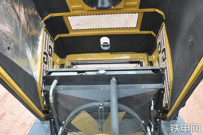 成工ZL50D-3装载机局部