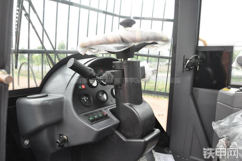 成工ZL50D-3装载机局部