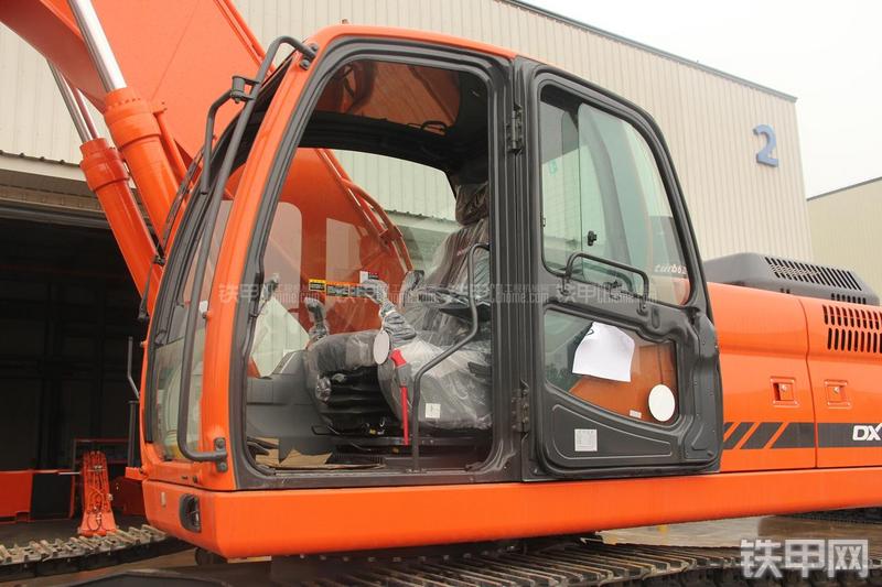 迪万伦DX300LC挖掘机局部