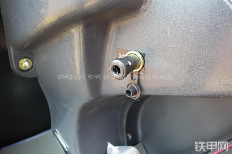 成工ZL50D-3装载机局部