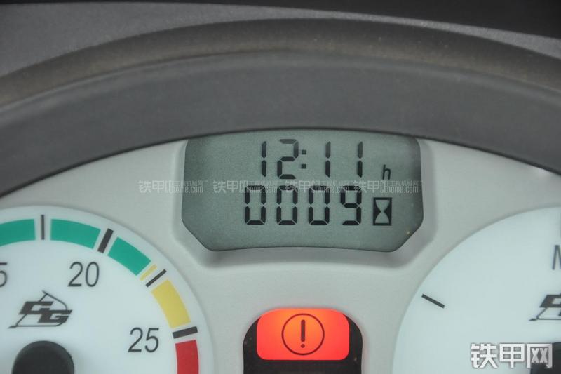 成工866HTC(可伸缩挖掘臂)挖掘装载机局部