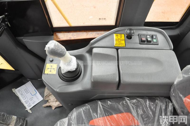 成工ZL50D-3装载机局部