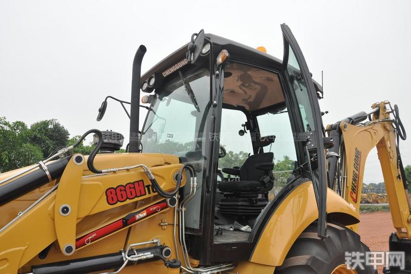 成工866HTC(可伸缩挖掘臂)挖掘装载机局部