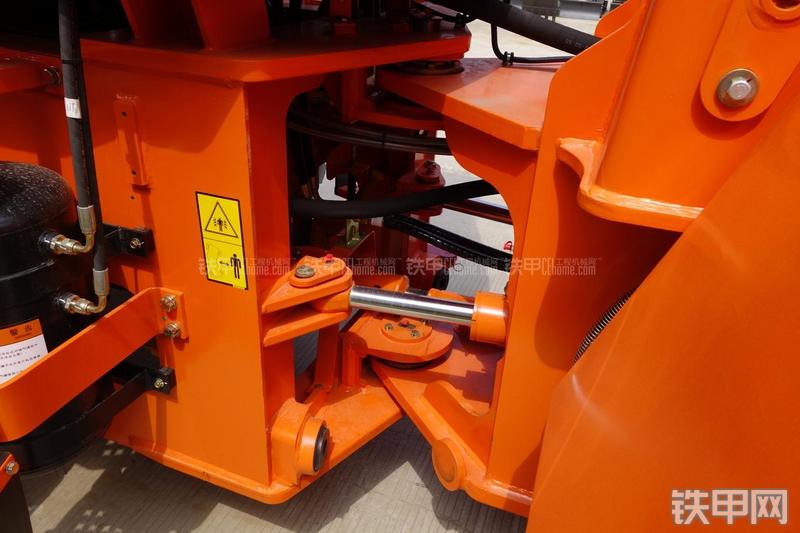 迪万伦DL301装载机局部