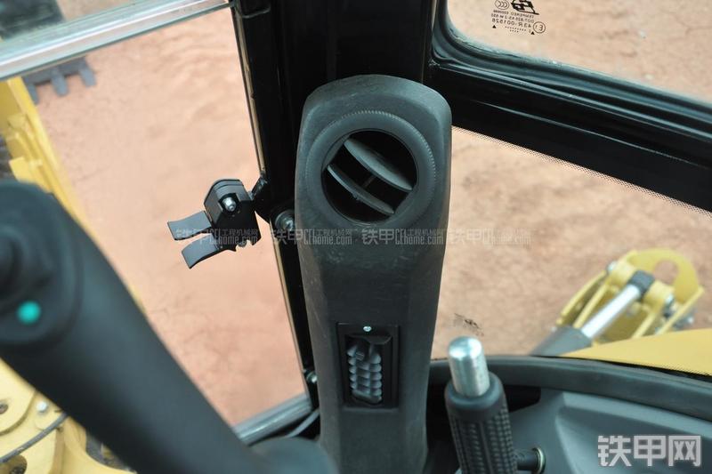 成工866HTC(可伸缩挖掘臂)挖掘装载机局部