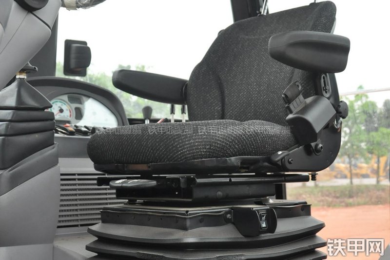 成工866HTC(可伸缩挖掘臂)挖掘装载机局部