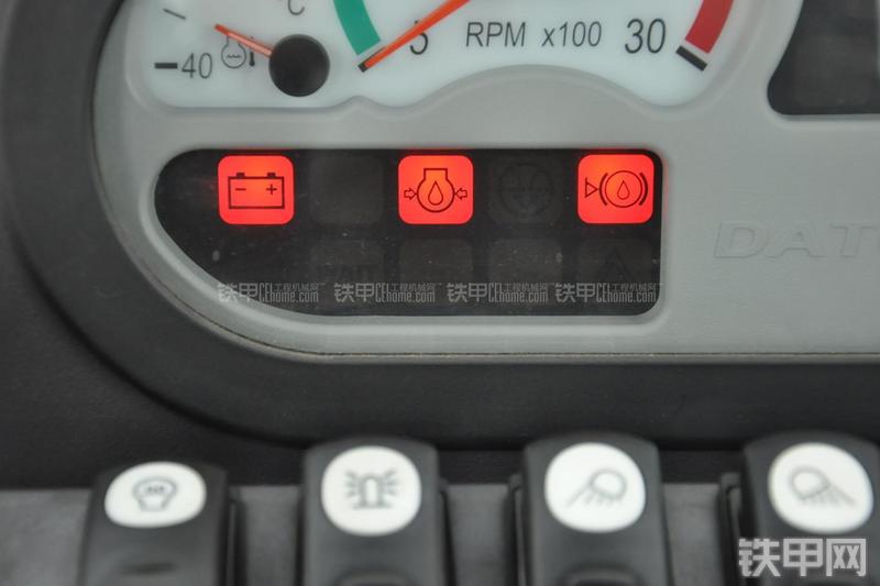 成工866HTC(可伸缩挖掘臂)挖掘装载机局部