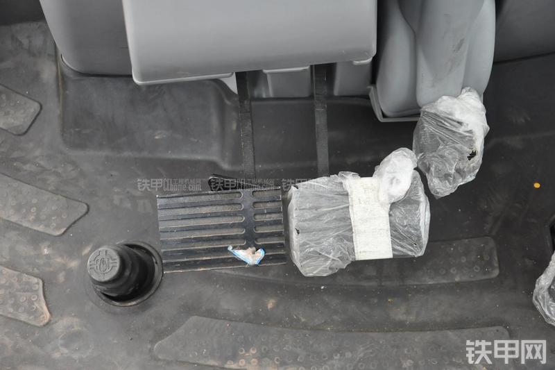 成工866HTC(可伸缩挖掘臂)挖掘装载机局部