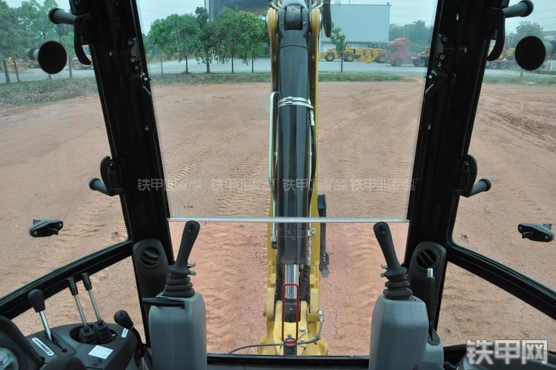 成工866HTC(可伸缩挖掘臂)挖掘装载机局部