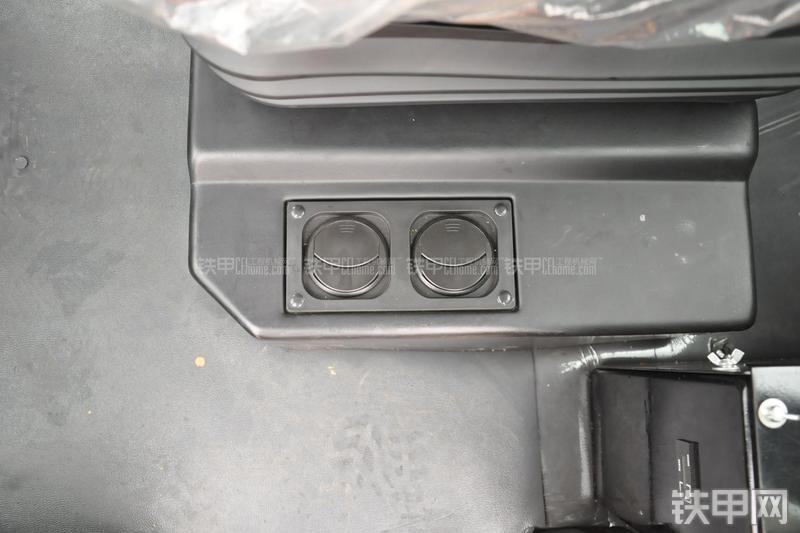 成工ZL50D-3装载机局部